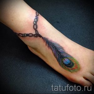 фото пример варианта тату с пером павлина - для статьи про значение это татуировки 1