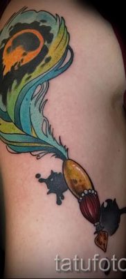 фото пример варианта тату с пером павлина — для статьи про значение это татуировки 11