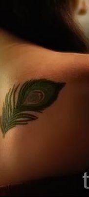 фото пример варианта тату с пером павлина — для статьи про значение это татуировки 14