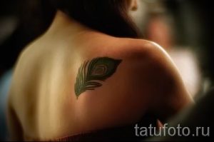 фото пример варианта тату с пером павлина - для статьи про значение это татуировки 14