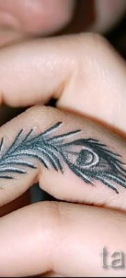фото пример варианта тату с пером павлина — для статьи про значение это татуировки 16
