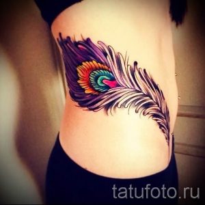 фото пример варианта тату с пером павлина - для статьи про значение это татуировки 19