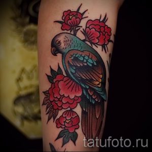 фото пример тату попугай для статьи про значение тату с попугаем - 48