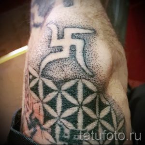 фото пример тату свастика для статьи про значение татуировки - tatufoto.ru - 12