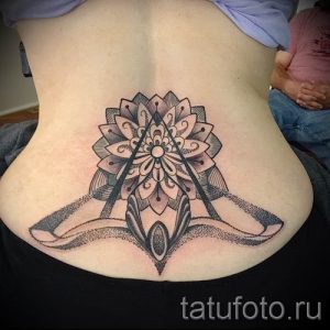 фото тату на пояснице для статьи про значение татуировок на пояснице - tatufoto.ru - 34