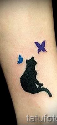 фото тату с черной кошкой для статьи про значение татуировки — tatufoto.ru — 1