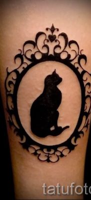 фото тату с черной кошкой для статьи про значение татуировки — tatufoto.ru — 5