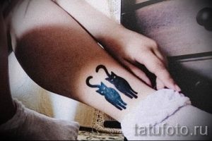 фото тату с черной кошкой для статьи про значение татуировки - tatufoto.ru - 25