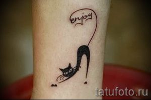 фото тату с черной кошкой для статьи про значение татуировки - tatufoto.ru - 26