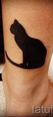 фото тату с черной кошкой для статьи про значение татуировки — tatufoto.ru — 28