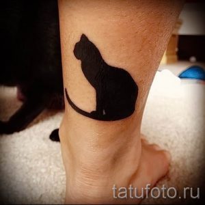 фото тату с черной кошкой для статьи про значение татуировки - tatufoto.ru - 28