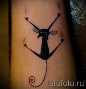 фото тату с черной кошкой для статьи про значение татуировки - tatufoto.ru - 36