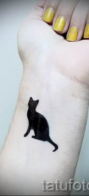фото тату с черной кошкой для статьи про значение татуировки — tatufoto.ru — 41