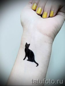 фото тату с черной кошкой для статьи про значение татуировки - tatufoto.ru - 41