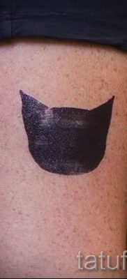 фото тату с черной кошкой для статьи про значение татуировки — tatufoto.ru — 46