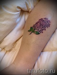 фото тату сирень для статьи про значение татуировки сирень - tatufoto.ru - 7