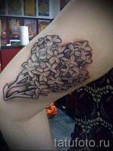 фото тату сирень для статьи про значение татуировки сирень - tatufoto.ru - 28
