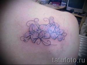фото тату сирень для статьи про значение татуировки сирень - tatufoto.ru - 33