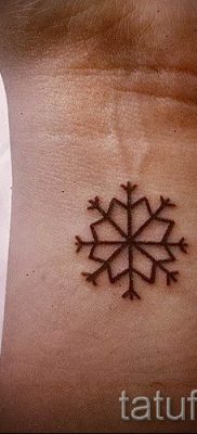 фото тату снежинка для статьи про значение татуировки снежинка — tatufoto.ru — 46