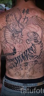 фото тату тигр и дракон для статьи про значение татуировки — tatufoto.ru — 4