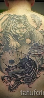 фото тату тигр и дракон для статьи про значение татуировки — tatufoto.ru — 23