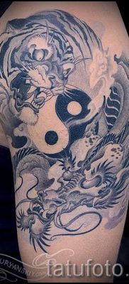 фото тату тигр и дракон для статьи про значение татуировки — tatufoto.ru — 26