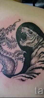 фото тату тигр и дракон для статьи про значение татуировки — tatufoto.ru — 47