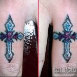 Уникальный вариант существующей тату крест на пальце – рисунок подойдет для тату крест на безымянном пальце
