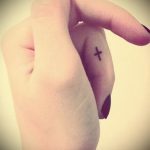 Крутой пример выполненной тату крест на пальце – рисунок подойдет для тату крест пальце левой руки