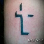 Классный пример выполненной татуировки крест на пальце – рисунок подойдет для тату крест на безымянном пальце