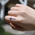 Классный вариант готовой тату крест на пальце – рисунок подойдет для тату крест пальце левой руки
