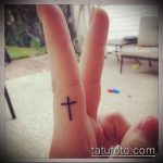 Крутой пример нанесенной татуировки крест на пальце – рисунок подойдет для тату крест пальце левой руки