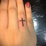 Зачетный пример готовой тату крест на пальце – рисунок подойдет для тату крест указательном пальце