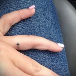 Крутой вариант существующей татуировки крест на пальце – рисунок подойдет для тату крест пальце левой руки