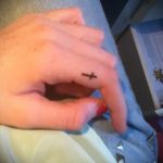 Интересный вариант выполненной наколки крест на пальце – рисунок подойдет для тату крест указательном пальце