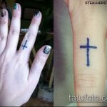 Оригинальный пример существующей татуировки крест на пальце – рисунок подойдет для тату крест пальце левой руки