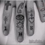 Интересный вариант нанесенной тату крест на пальце – рисунок подойдет для тату виде креста пальце
