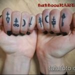 Уникальный вариант существующей наколки крест на пальце – рисунок подойдет для тату крест пальце левой руки