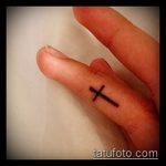 Оригинальный пример выполненной наколки крест на пальце – рисунок подойдет для тату крест указательном пальце
