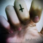 Уникальный пример нанесенной тату крест на пальце – рисунок подойдет для тату виде креста пальце