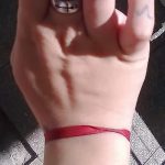 Крутой пример существующей наколки крест на пальце – рисунок подойдет для тату крест указательном пальце