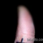 Интересный пример выполненной татуировки крест на пальце – рисунок подойдет для тату крест на безымянном пальце
