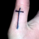 Уникальный пример существующей тату крест на пальце – рисунок подойдет для тату виде креста пальце