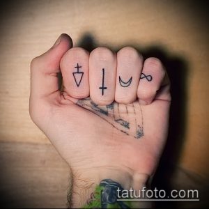 Фото тату на пальцах: треугольник, линия, полумесяц и бесконечность. Минималистичный дизайн, черные контуры на светлой коже.