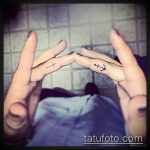 Прикольный вариант выполненной татуировки крест на пальце – рисунок подойдет для тату крест пальце левой руки