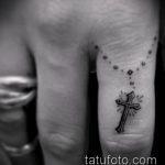 Зачетный вариант существующей татуировки крест на пальце – рисунок подойдет для тату крест указательном пальце