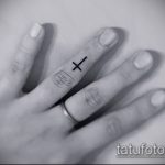 Оригинальный пример выполненной тату крест на пальце – рисунок подойдет для тату виде креста пальце