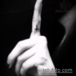 Уникальный пример нанесенной татуировки крест на пальце – рисунок подойдет для тату крест пальце левой руки