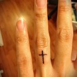 Уникальный вариант существующей наколки крест на пальце – рисунок подойдет для тату крест указательном пальце
