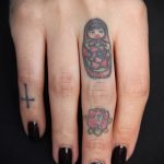 Интересный вариант готовой тату крест на пальце – рисунок подойдет для тату крест указательном пальце